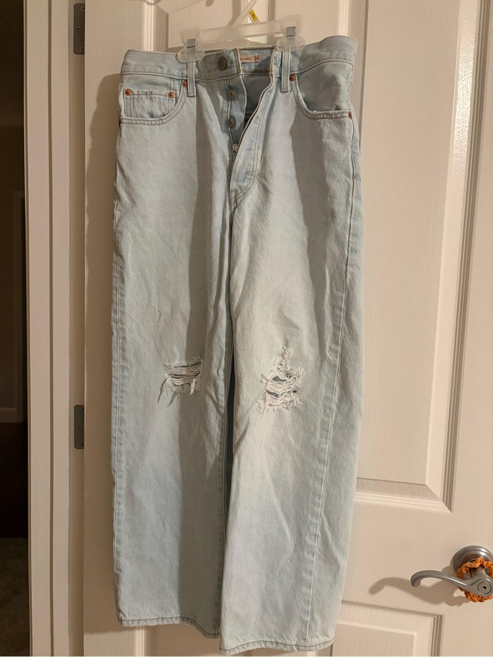 Levi’s Light Wash Distressed women’s Jeans. Ribcage straight ankle. Like New!